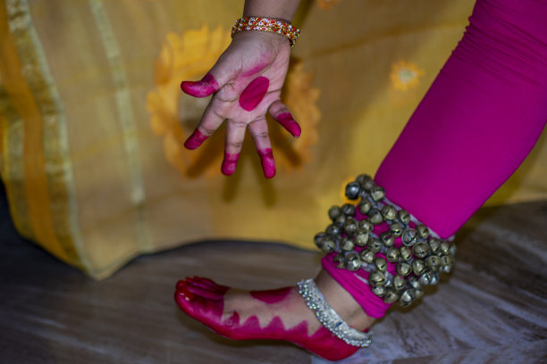 印度婆罗多(bharatanatyam)与古那加鲁(Ghunagharu)跳舞图片下载