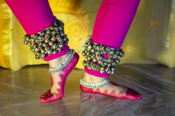 印度婆罗多(bharatanatyam)与古那加鲁(Ghunagharu)跳舞图片下载