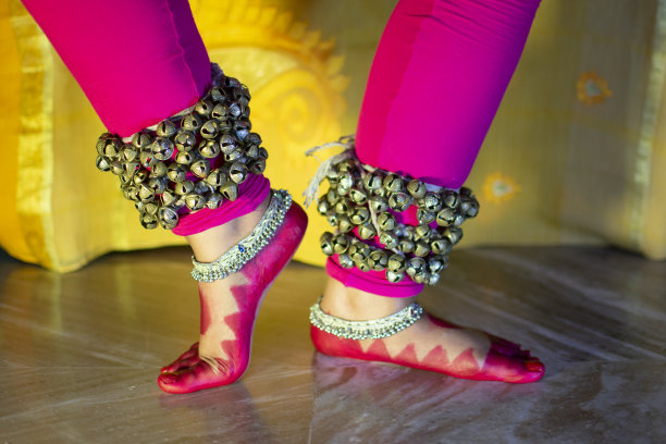 印度婆罗多(bharatanatyam)与古那加鲁(Ghunagharu)跳舞图片下载