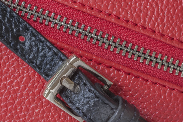 红色皮包的细节，拉链和黑色带，背景，纹理图片下载