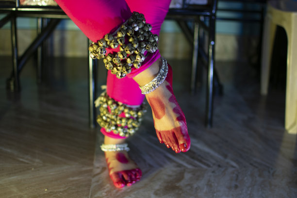 印度婆罗多(bharatanatyam)与古那加鲁(Ghunagharu)跳舞图片下载