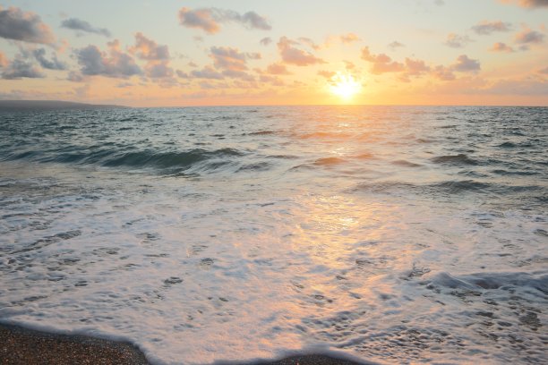美丽的日落在卵石海滩，海的泡沫和柔软的粉红色的海图片下载
