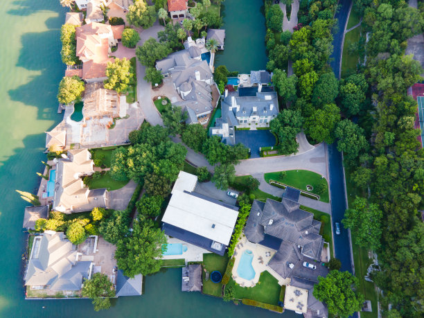 就在水边的豪华大厦房地产上图片下载