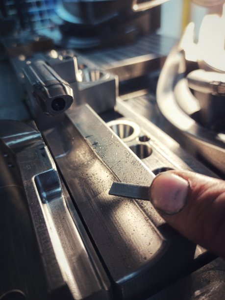 在汽车工业的模具里工作图片下载