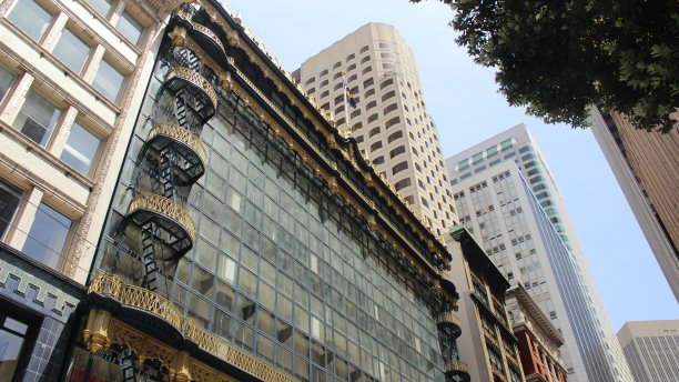 旧金山，加利福尼亚:从市中心街道看城市，有古老的商业建筑(在立面上有一些金色的细节)和用玻璃和钢铁建造的现代塔楼图片下载