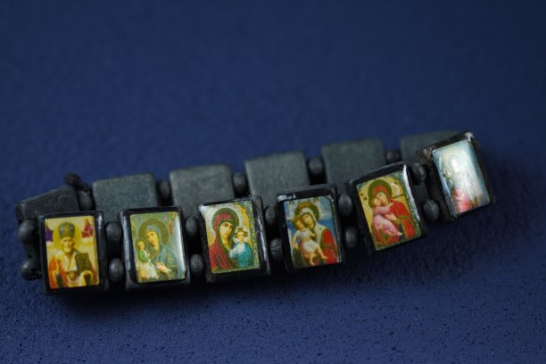 绘有圣人的罗马尼亚宗教手链图片下载