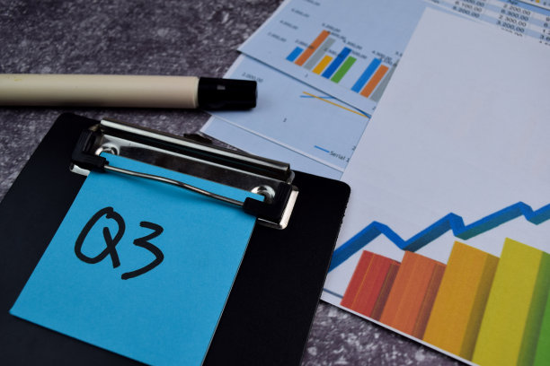 第二季度-第三季度期间写在便利贴上，隔离在办公桌上。股票市场的概念图片下载