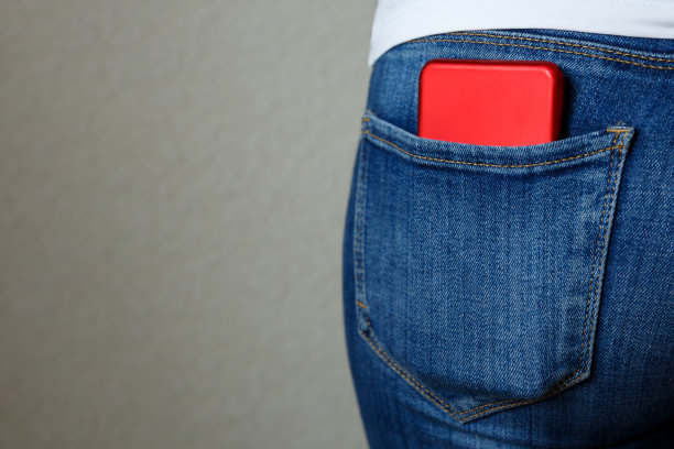 牛仔裤后口袋里放智能手机图片下载