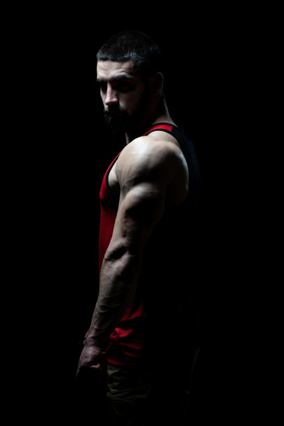 一个健美运动员的肖像在黑色背景上孤立图片下载