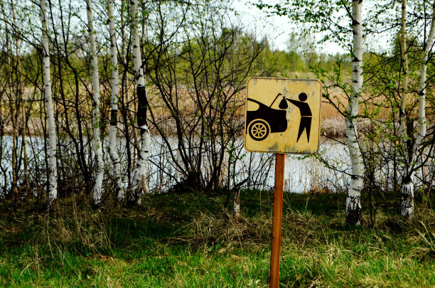 标志标志把垃圾带走。这个标志被安装在湖边。生态。污染。标志立在右边图片下载