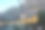 白炽灯泡的花环，在傍晚，以散景为背景。图片下载