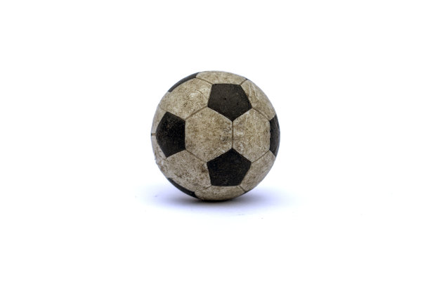 白色背景上的肮脏足球图片下载