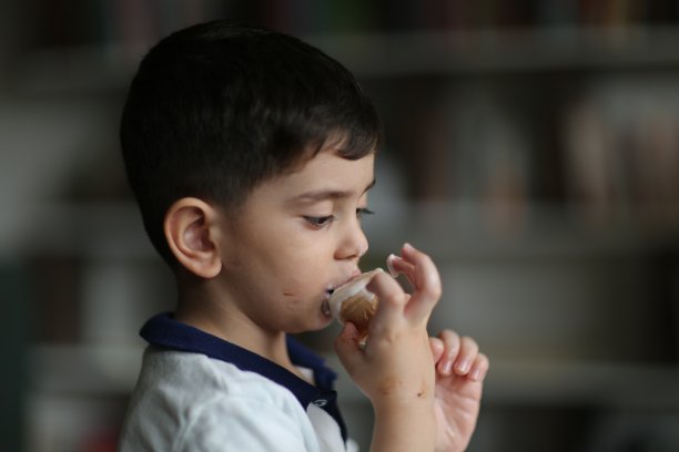 幼童享受冰淇淋图片下载