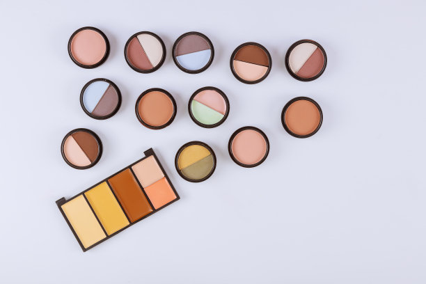 一套化妆眼影调色板化妆品的眼睛孤立在白色的背景图片下载
