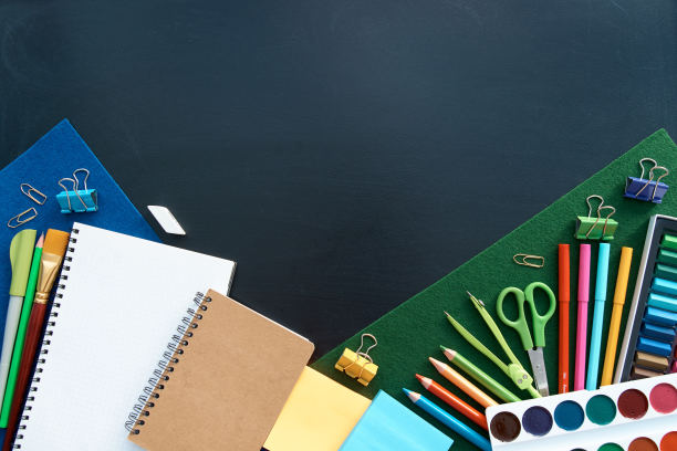 文具设置为黑色背景。学校用品俯视图为广告和促销项目。返校理念图片下载