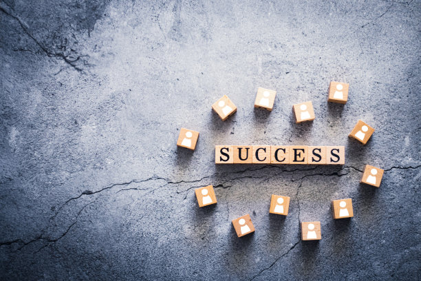 木方成功字&人的图标与复制空间。团队头脑风暴、团结团队、伙伴合作、合作理念。商业目标实现的激励理念。图片下载