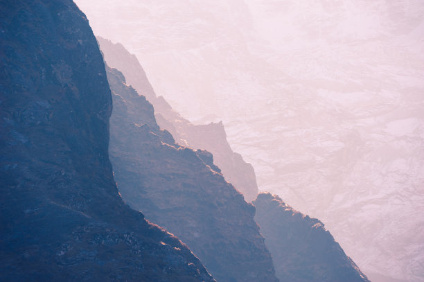 日出时的喜马拉雅山。图片下载