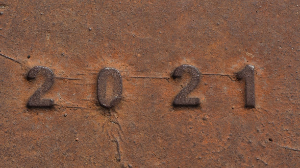 2021年数字在古老生锈的金属表面。2021年新年快乐概念照片。图片下载