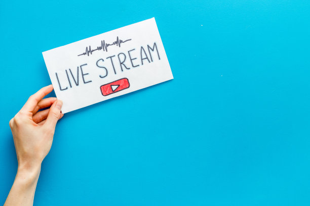 网络直播概念。女性手中握着纸碑。俯视图图片下载