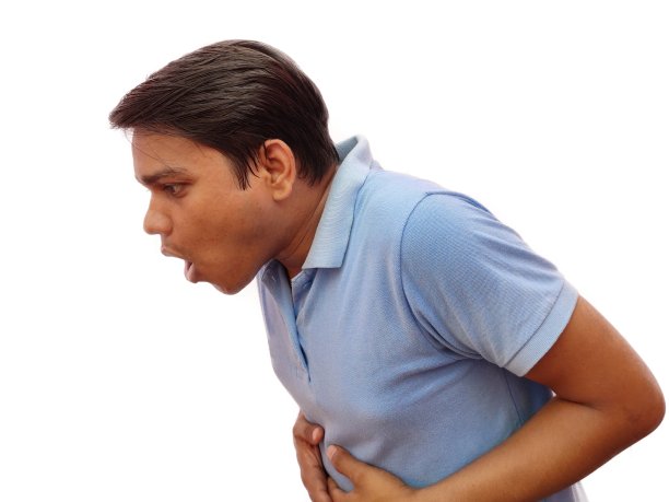 英俊的年轻印度男子感到恶心和呕吐，他想吐，孤立在白色的背景图片下载