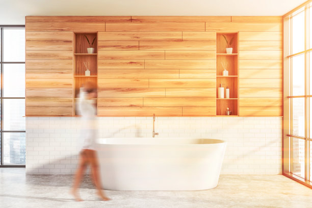 女人走在白色和木制的浴室和浴缸图片下载