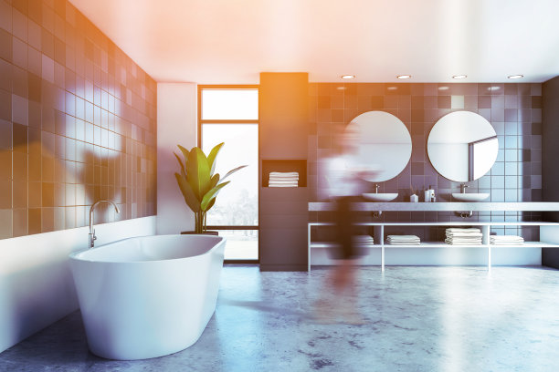 女人走在灰色瓷砖浴室里图片下载