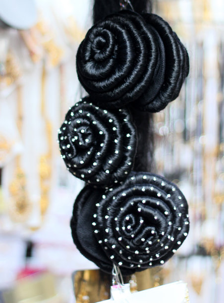 一个商店里展示的印度妇女人造头发的特写图片下载