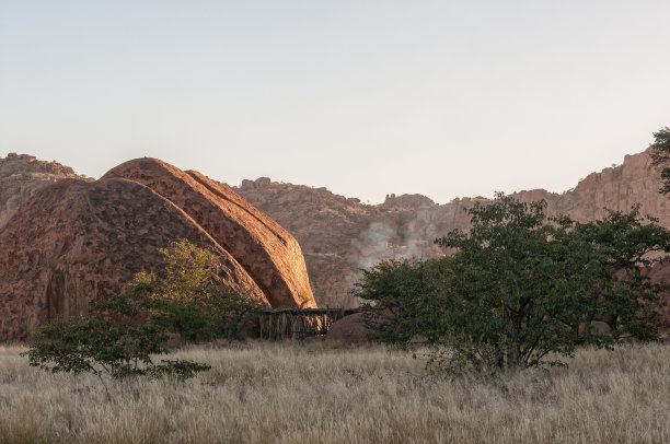 清晨，在达马拉生活博物馆，烟雾缭绕图片下载