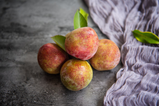 新鲜水果李子深色背景图片下载