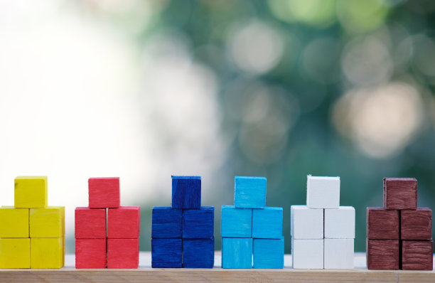 木方桌的背景和业务概念成长成功的过程和计划成长和增长的积极指标在他的业务图片下载