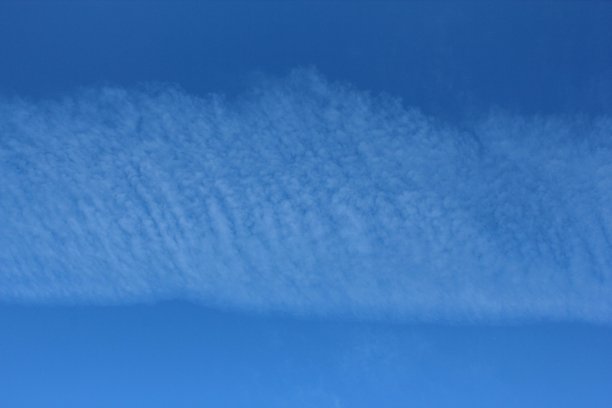 天空中成行的云图片下载