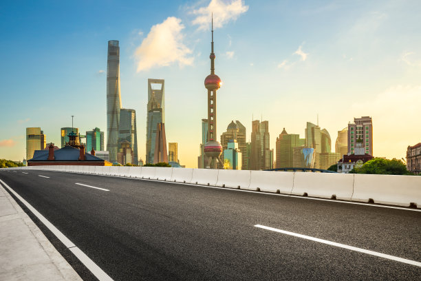 上海城市建筑景观和空旷的柏油路图片下载