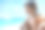 海滩上微笑的小男孩的特写素材图片