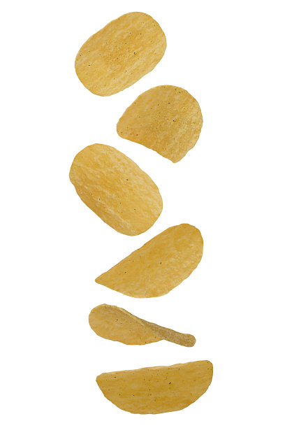 下落的土豆片孤立在白色背景与剪切路径。飞行的食物。有害的产品图片下载