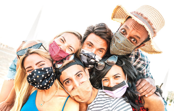 多种族的千禧朋友带着面具微笑自拍-新的正常的夏季友谊概念与年轻人一起玩-温暖明亮的背光滤镜倾斜组成图片下载