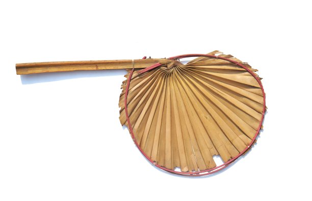 印度传统手扇棕榈叶孤立在白色背景图片下载