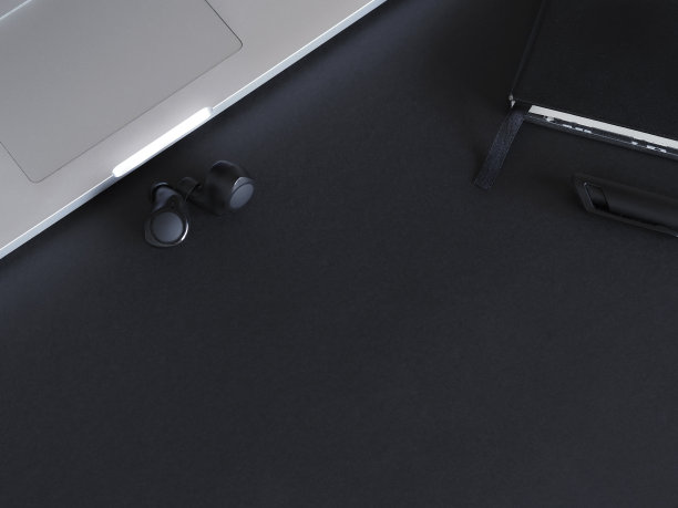 黑色书桌，带耳机，笔记本，笔和笔记本，有文字空间图片下载