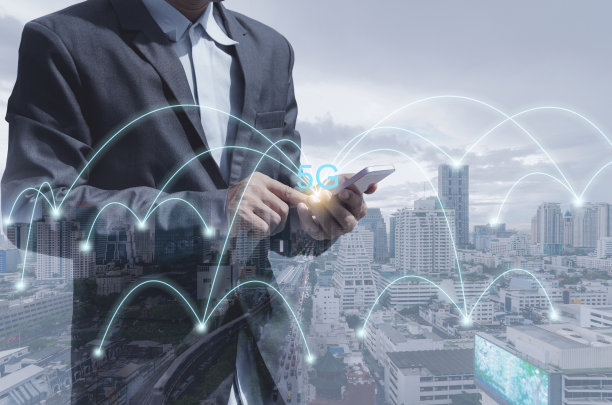 双曝光商人使用智能手机与城市背景5G无线全球互联网网络连接技术数字wifi连接未来概念。图片下载