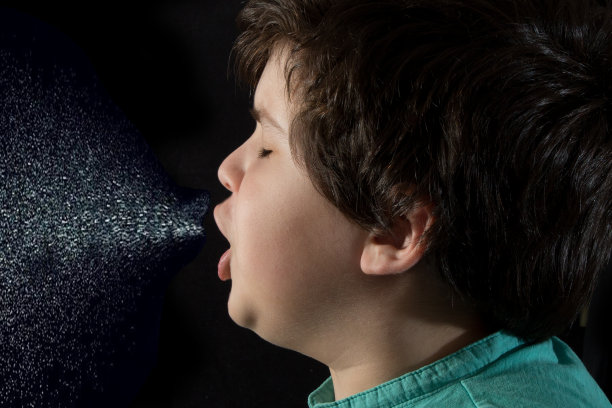 孩子打喷嚏图片下载