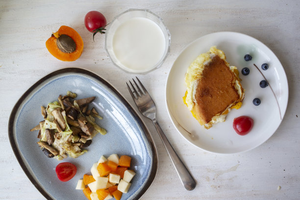 自制早餐:鸡蛋吐司，炸白菜，水果沙拉和牛奶图片下载