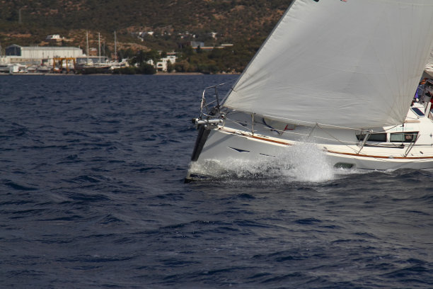 近景帆船，帆船或游艇在海上图片下载