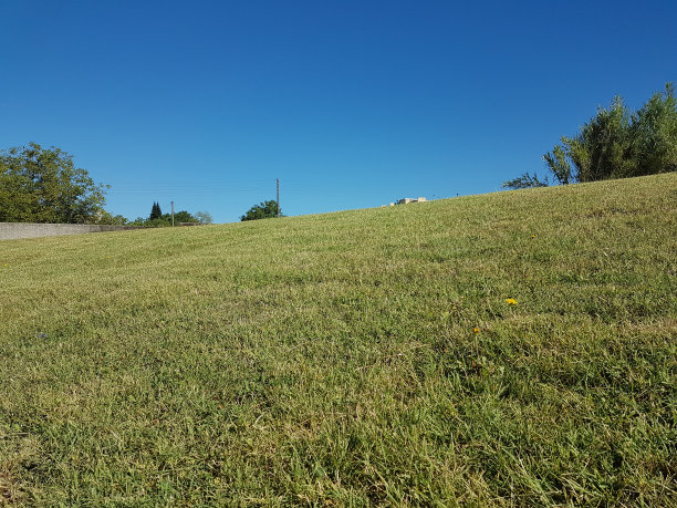草地、草坪、天空、春天的云彩为背景图片下载