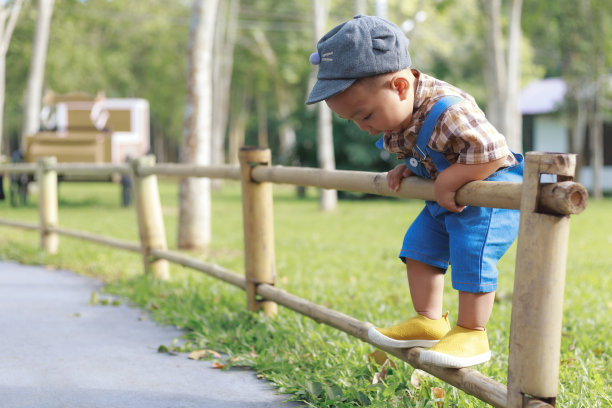 亚洲幼童在花园里玩耍图片下载