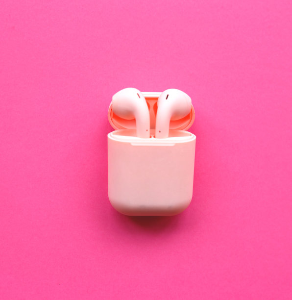 粉色背景上的粉色耳机图片下载