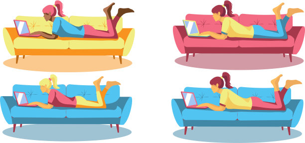 女孩们拿着笔记本电脑躺在沙发上。图片下载