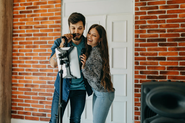 一对年轻夫妇在家卡拉ok派对上唱歌图片下载