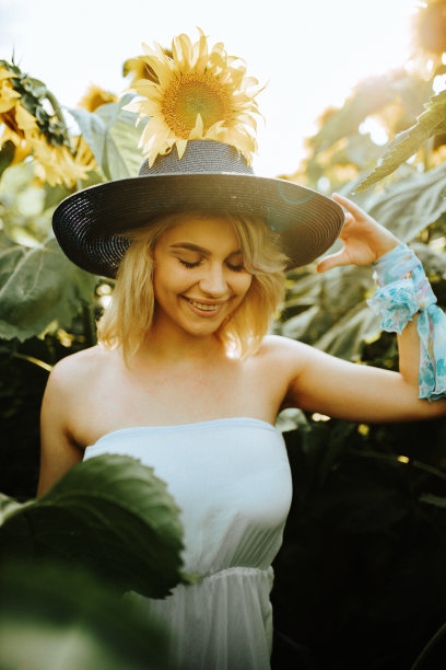 向日葵地里的金发美女图片下载