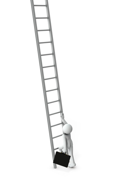 一个在长梯子前犹豫不决的角色。白色背景。3 d渲染。图片下载