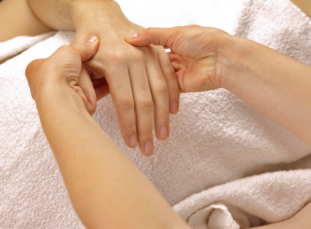 用白毛巾进行手部按摩图片下载