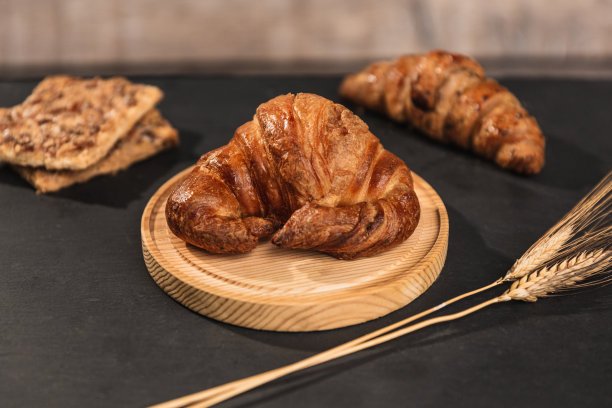 面包店,午餐。一个羊角面包，其他的意大利面和小麦穗，前面的照片图片下载